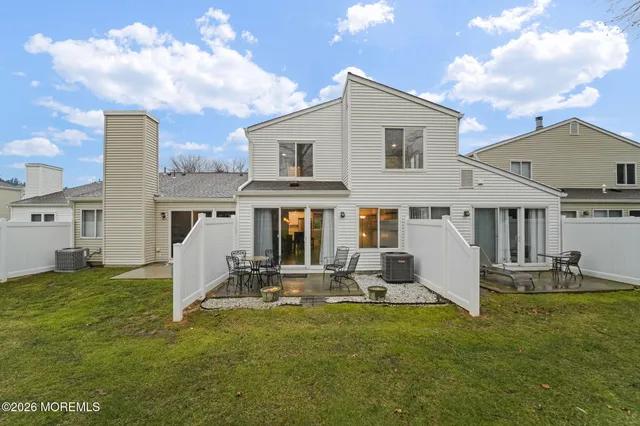 a view of a house with backyard