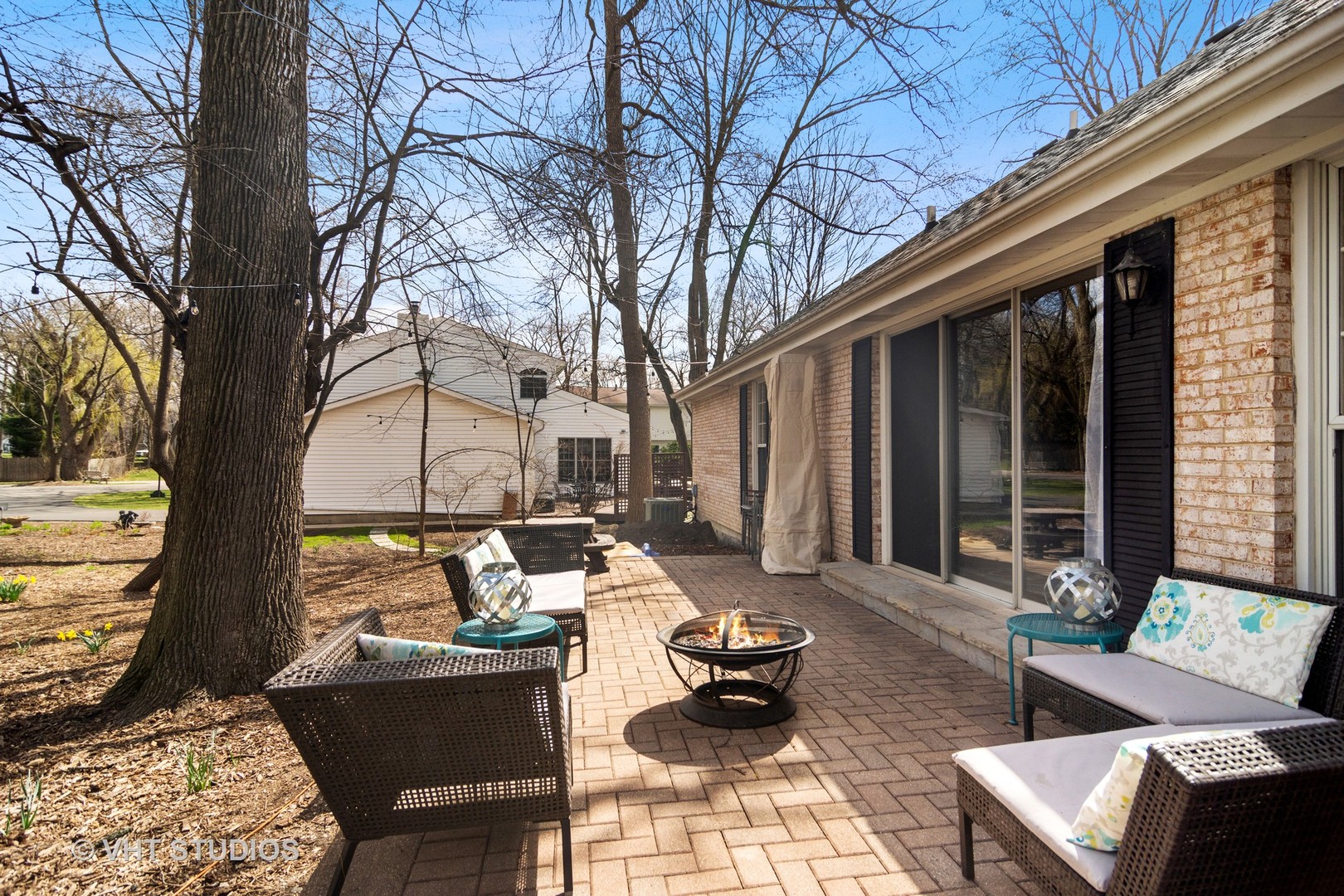 1 Applejack Road Rolling Meadows, IL 60008 - Photo 20 of 22 a backyard of a house with outdoor seating