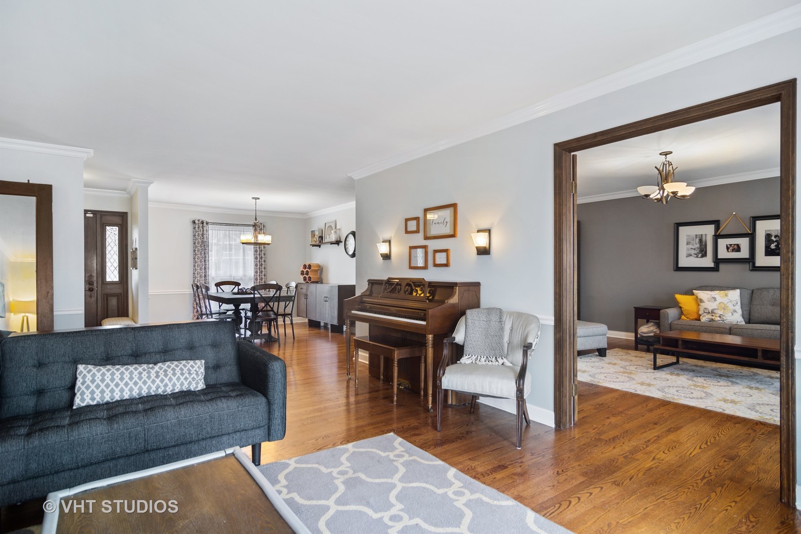 1 Applejack Road Rolling Meadows, IL 60008 - Photo 4 of 22 a living room with furniture and a couch