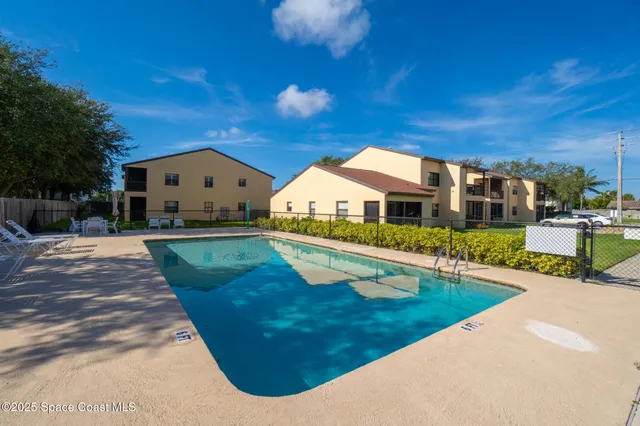 a view of a back yard