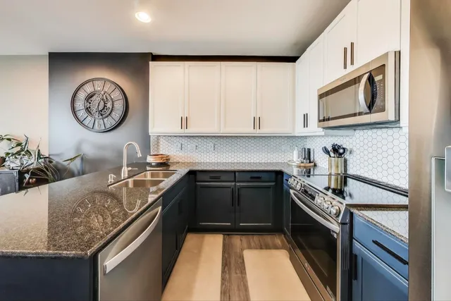 $360,000 | 501 North Clinton Street, Unit 1707, Chicago, IL 60654