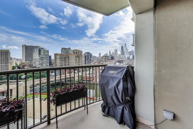 $360,000 | 501 North Clinton Street, Unit 1707, Chicago, IL 60654