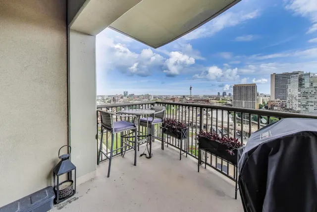 $360,000 | 501 North Clinton Street, Unit 1707, Chicago, IL 60654