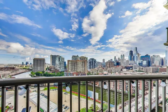 $360,000 | 501 North Clinton Street, Unit 1707, Chicago, IL 60654