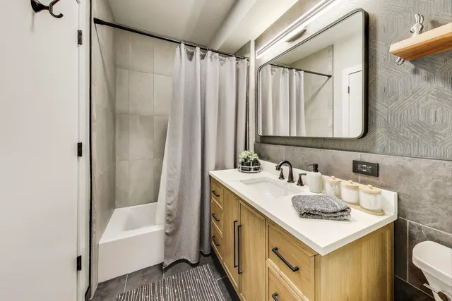 $360,000 | 501 North Clinton Street, Unit 1707, Chicago, IL 60654