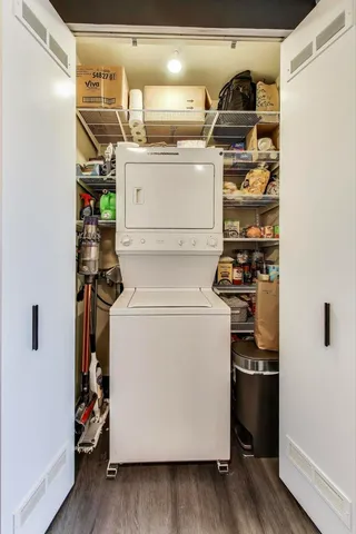 $360,000 | 501 North Clinton Street, Unit 1707, Chicago, IL 60654