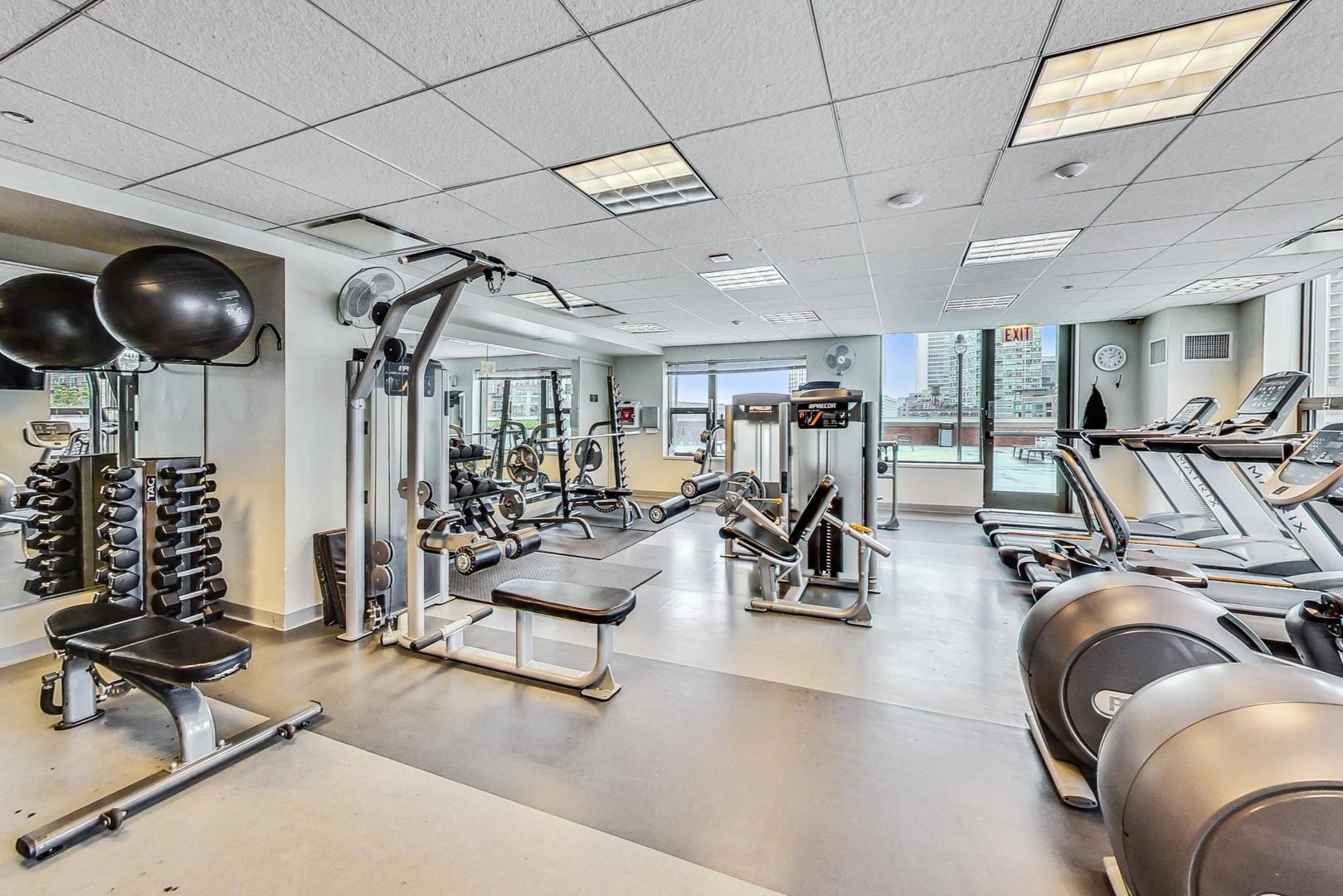 501 North Clinton Street, Unit 1707 Chicago, IL 60654 - Photo 27 of 43 a view of a room with gym equipment
