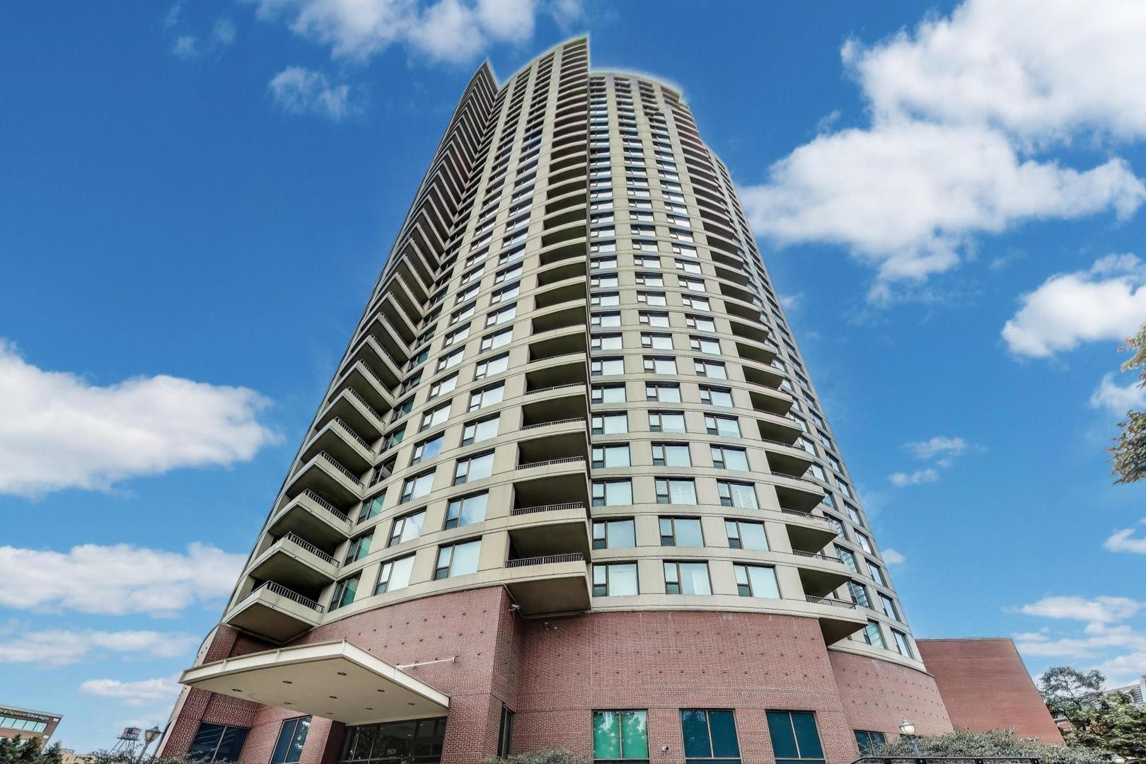 501 North Clinton Street, Unit 1707 Chicago, IL 60654 - Photo 3 of 43 a front view of a building