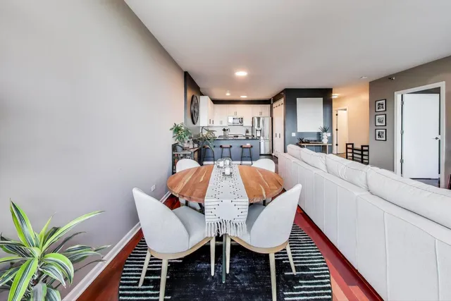 $360,000 | 501 North Clinton Street, Unit 1707, Chicago, IL 60654