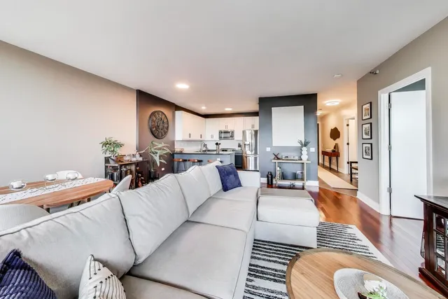 $360,000 | 501 North Clinton Street, Unit 1707, Chicago, IL 60654