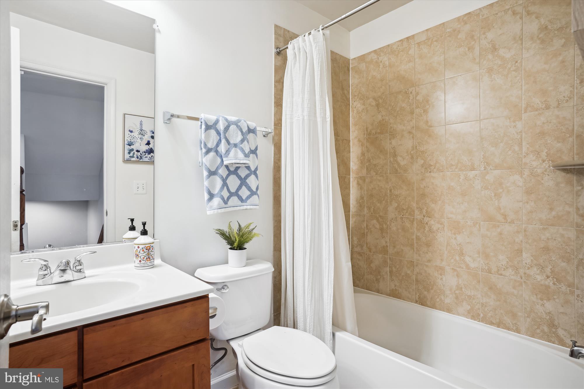 3306 Kemper Road Arlington, VA 22206 - Photo 29 of 50 Hallway bathroom w/vanity & tiled shower