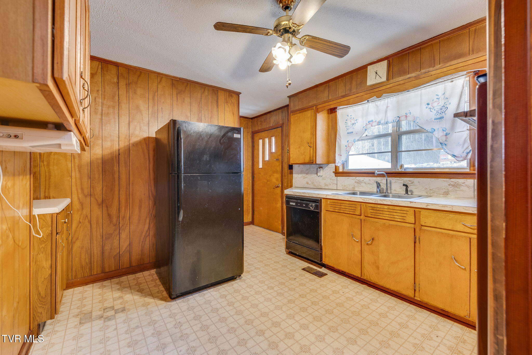 2915 Temple Hill Road Erwin, TN 37650 - Photo 11 of 36 011