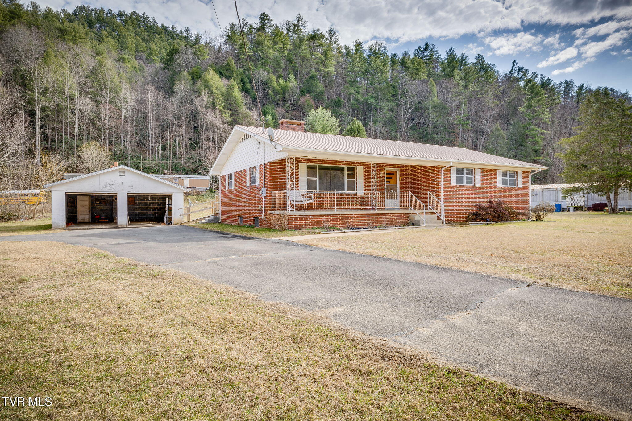 2915 Temple Hill Road Erwin, TN 37650 - Photo 2 of 36 002