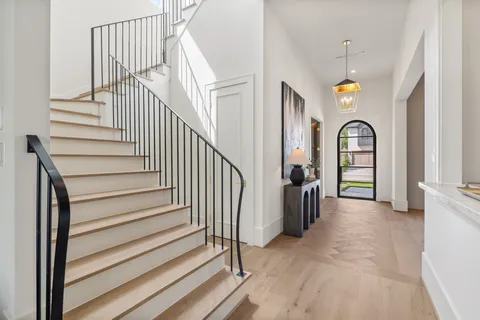 $2,050,000 | 1719 Candlelight Lane, Houston, TX 77018