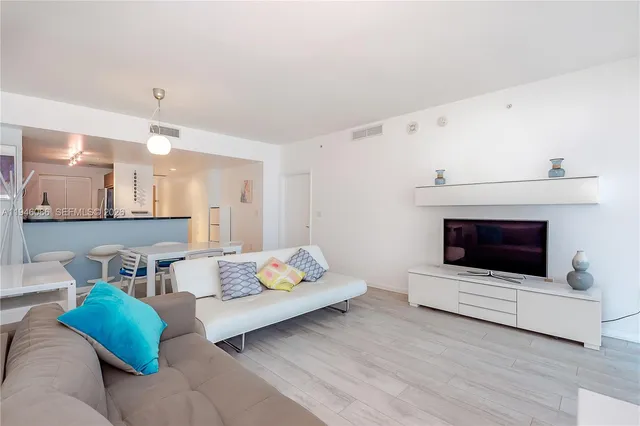 $3,000 | 253 Northeast 2nd Street, Unit 907, Miami, FL 33132