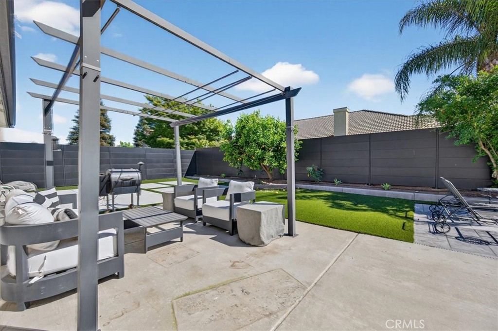 1555 Taylor Street Madera, CA 93637 - Photo 67 of 75 a view of swimming pool with outdoor seating and a tub