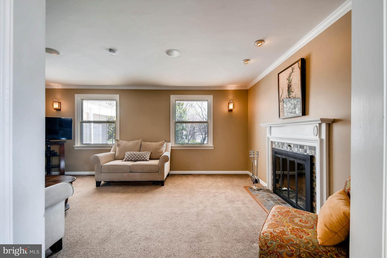 10829 Sandringham Road Cockeysville, MD 21030 - Photo 3 of 29 Living Room