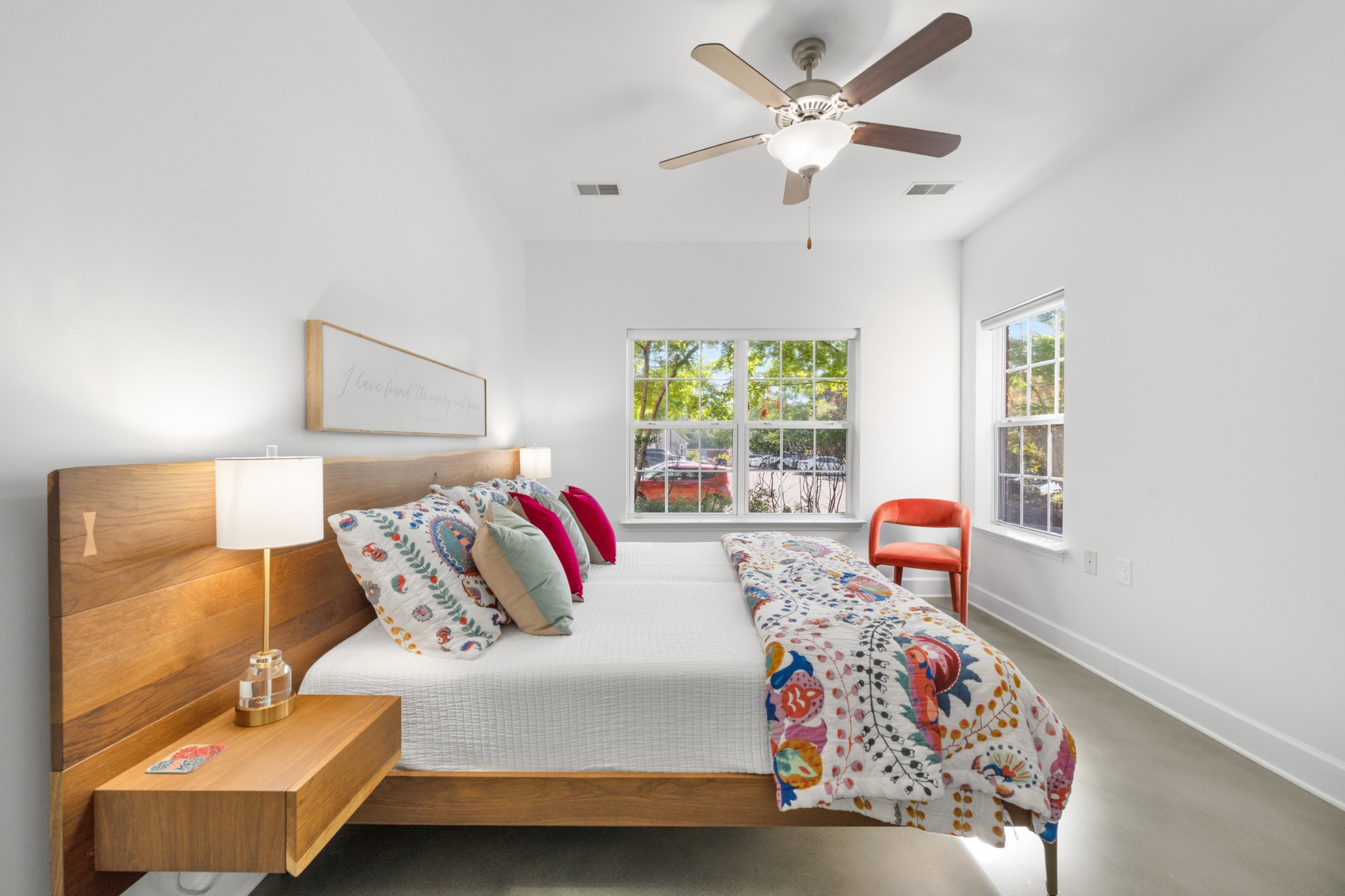 7219 Althorp Way, Unit L4 Nashville, TN 37211 - Photo 28 of 36 a living room with furniture and a large window