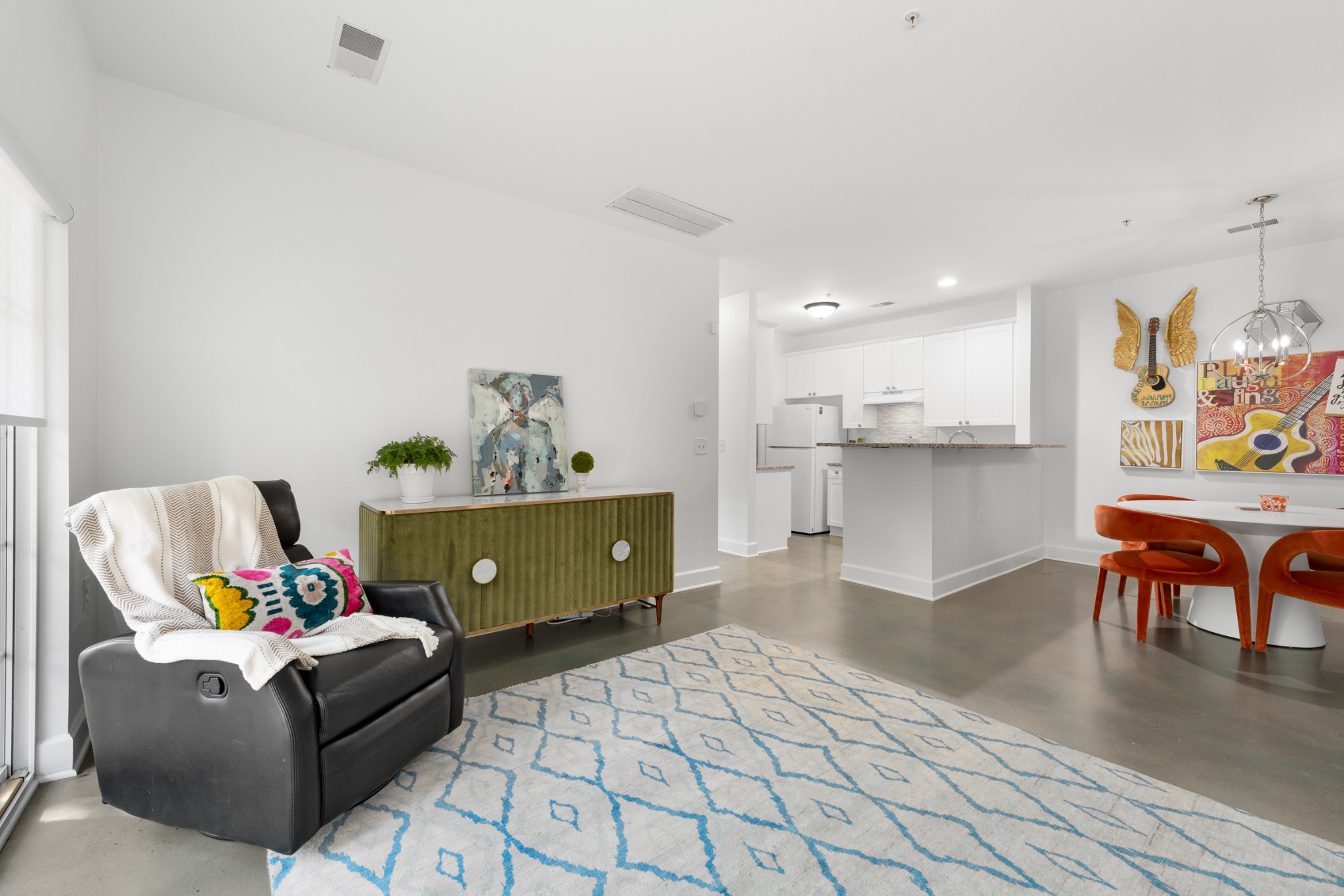7219 Althorp Way, Unit L4 Nashville, TN 37211 - Photo 4 of 36 a living room with furniture and a couch