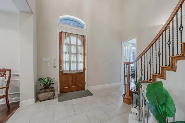 a view of entryway with livingroom