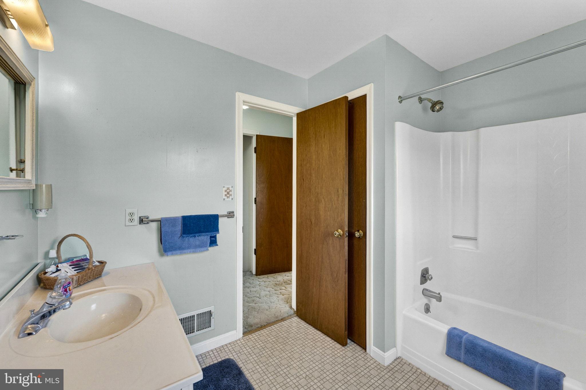 40297 Braddock Road Aldie, VA 20105 - Photo 51 of 76 Bathroom 3
