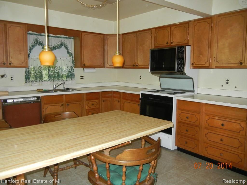 26120 Springland Street Farmington, MI 48334 - Photo 8 of 28 Kitchen