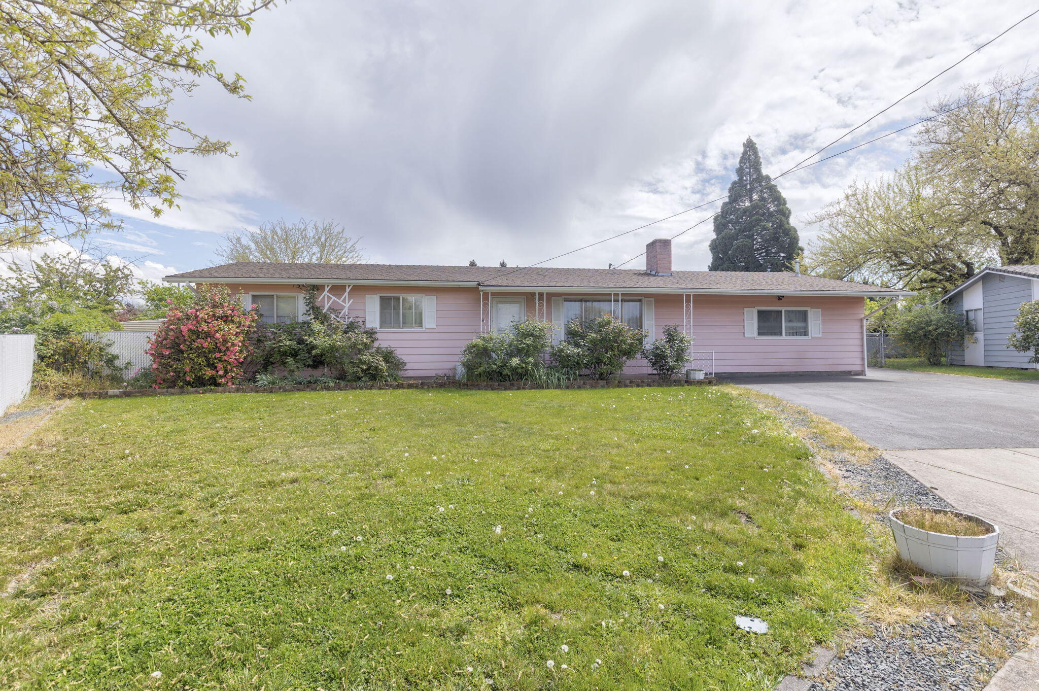 207 Holiday Lane Central Point, OR 97502 - Photo 35 of 38 207 Holiday Ln