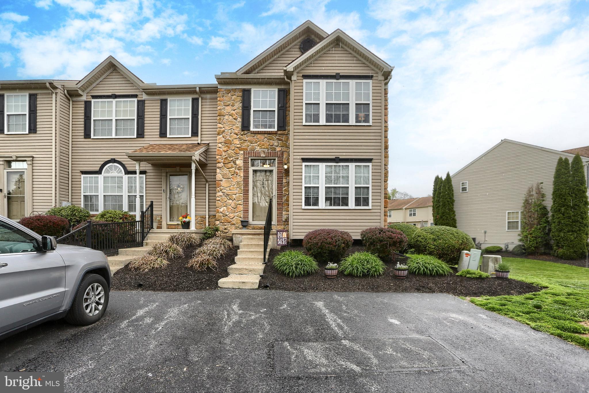 120 East Beaver Street York, PA 17406 - Photo 2 of 41 a front view of a house with garden