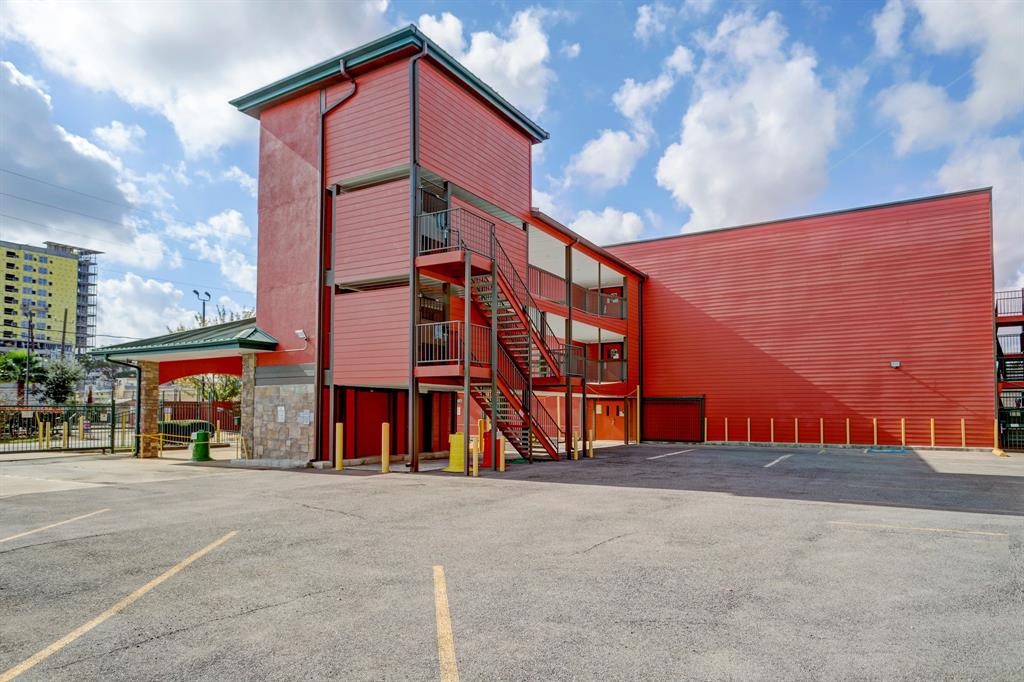 1025 Swanson Street, Unit 210 Houston, TX 77030 - Photo 19 of 19 a view of large building with a street