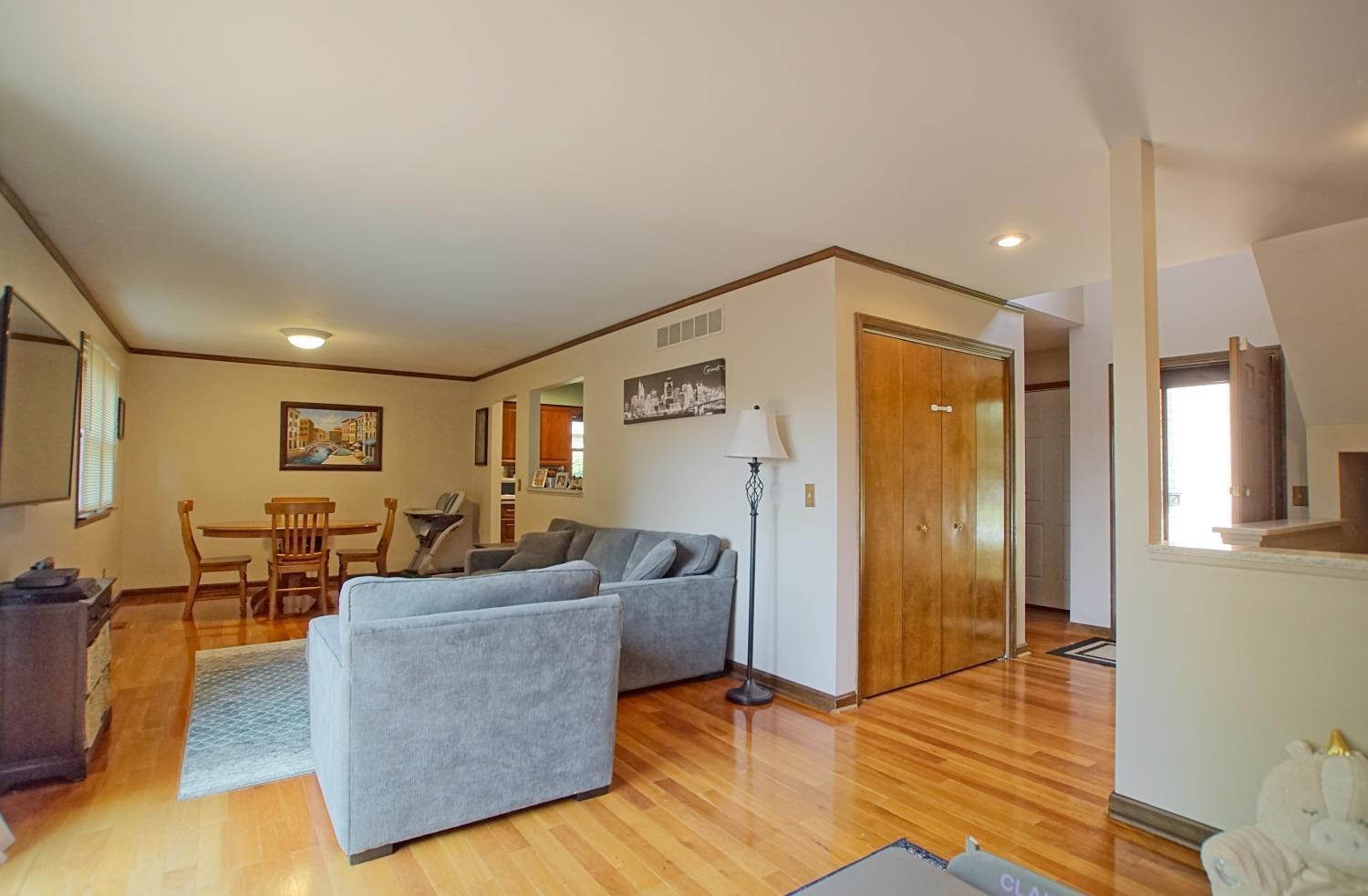 5859 Lawrence Road Cincinnati, OH 45248 - Photo 5 of 41