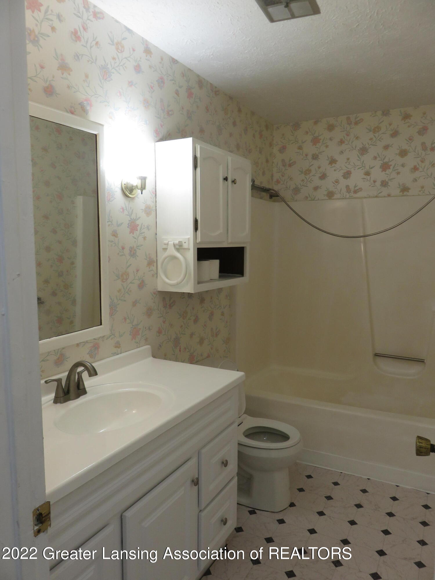 5313 Hughes Road Lansing, MI 48911 - Photo 20 of 33 IMG_3654