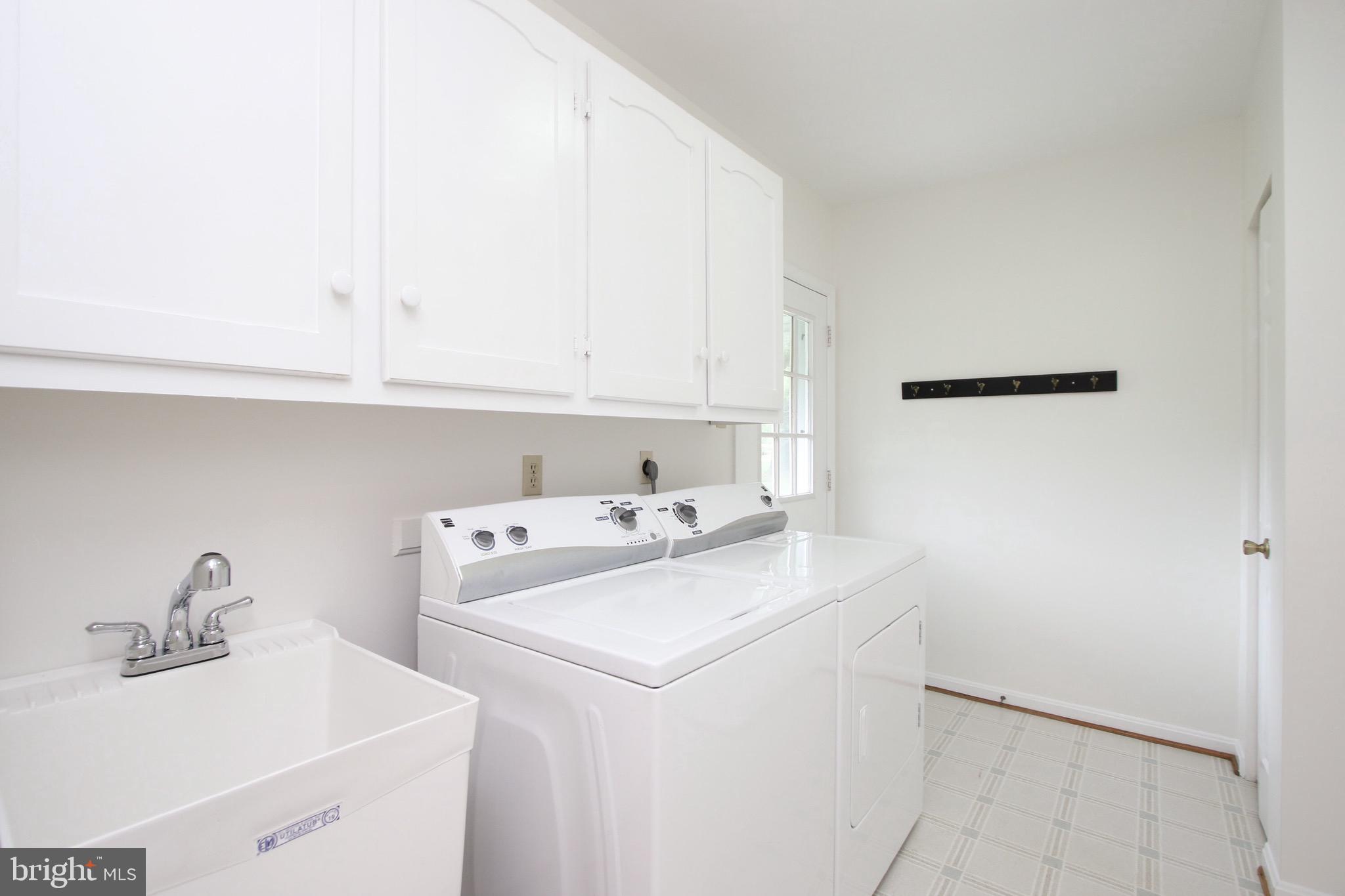 1206 Nottingham Road Westminster, MD 21157 - Photo 15 of 45 Main level laundry, Washer and Dryer convey