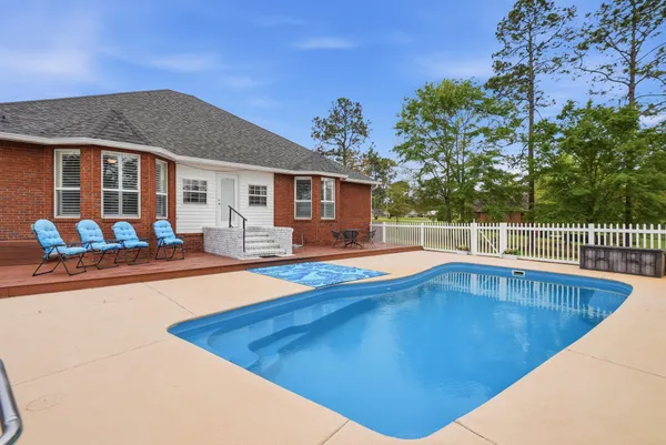 a view of a house with backyard