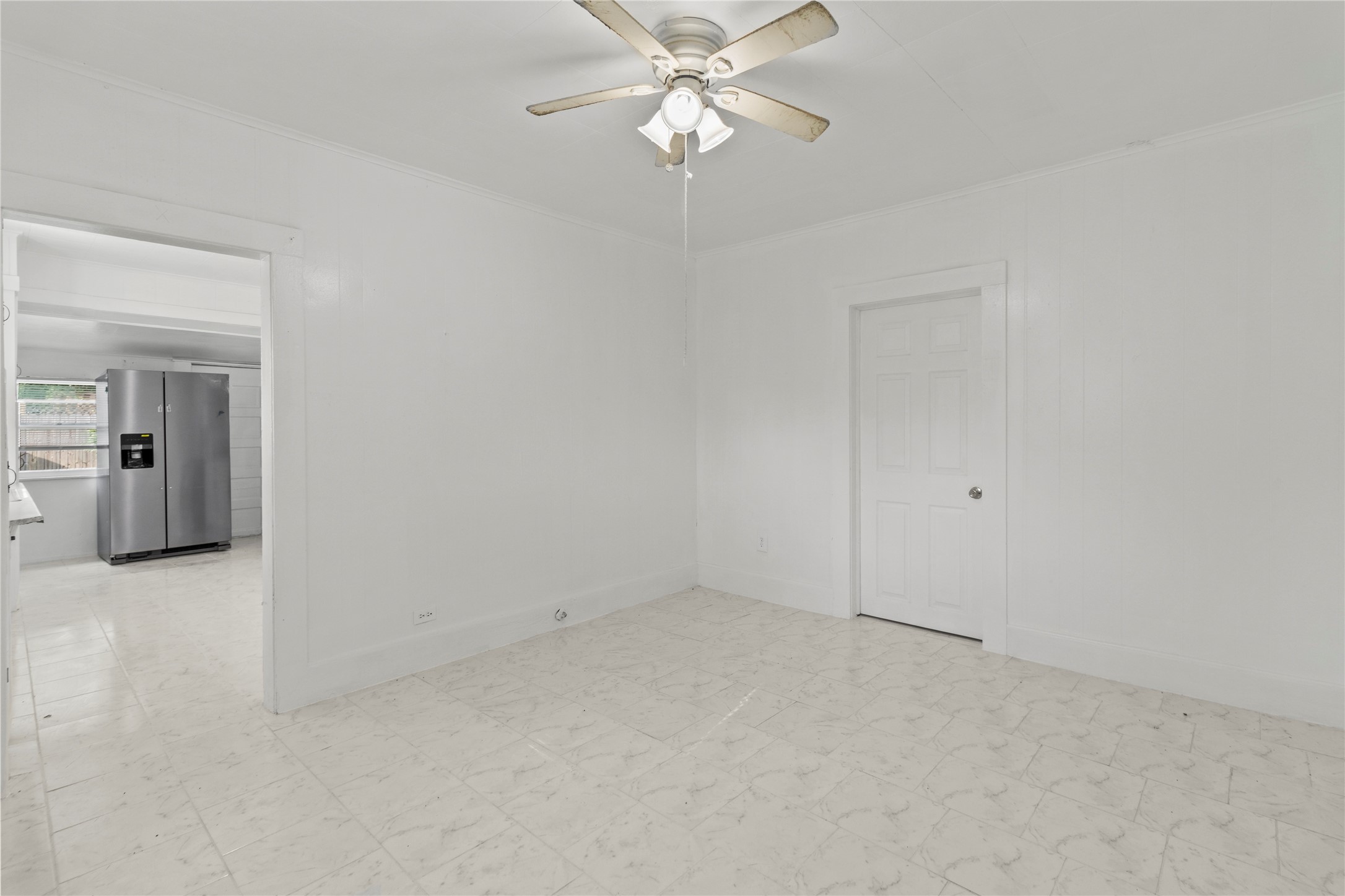 706 East Hunnicutt Street Baytown, TX 77520 - Photo 6 of 12 an empty room with fan and a ceiling fan