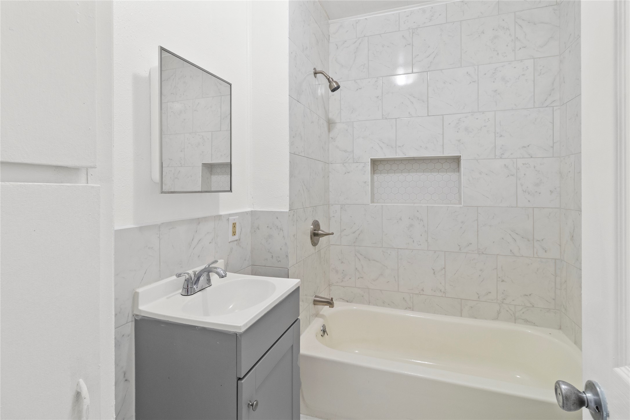 706 East Hunnicutt Street Baytown, TX 77520 - Photo 9 of 12 a bathroom with a sink and a bathtub