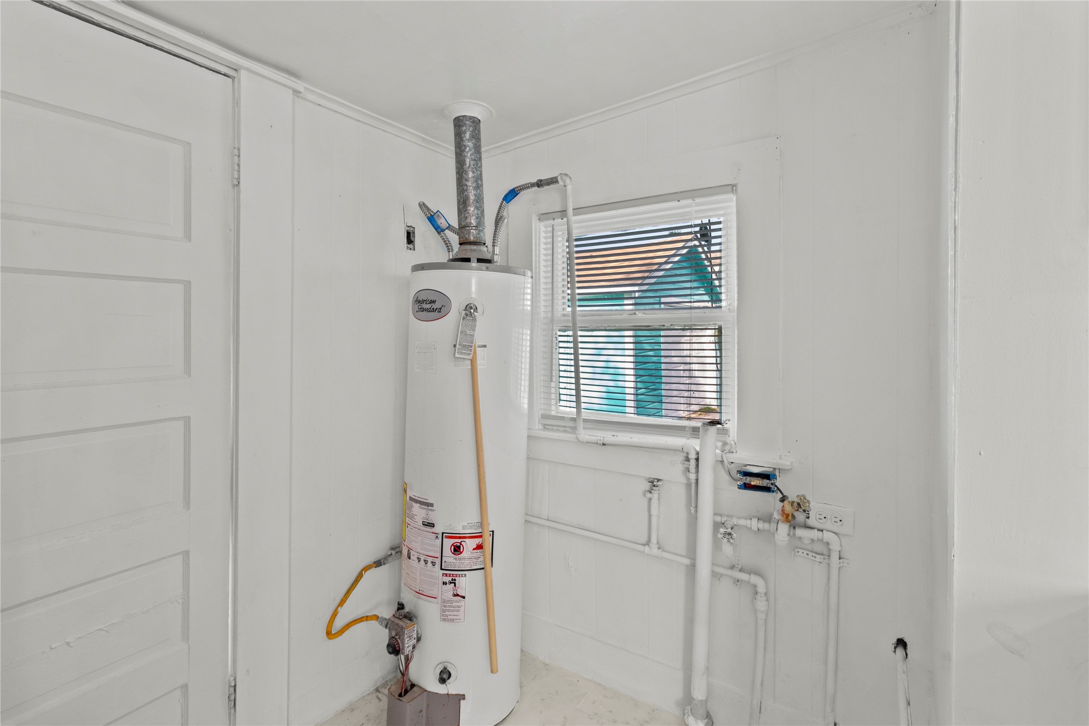 706 East Hunnicutt Street Baytown, TX 77520 - Photo 10 of 12 a bathroom with a window and a shower
