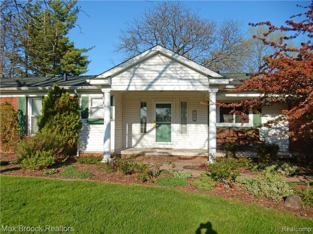7047 Springridge Road West Bloomfield, MI 48322 - Photo 2 of 32
