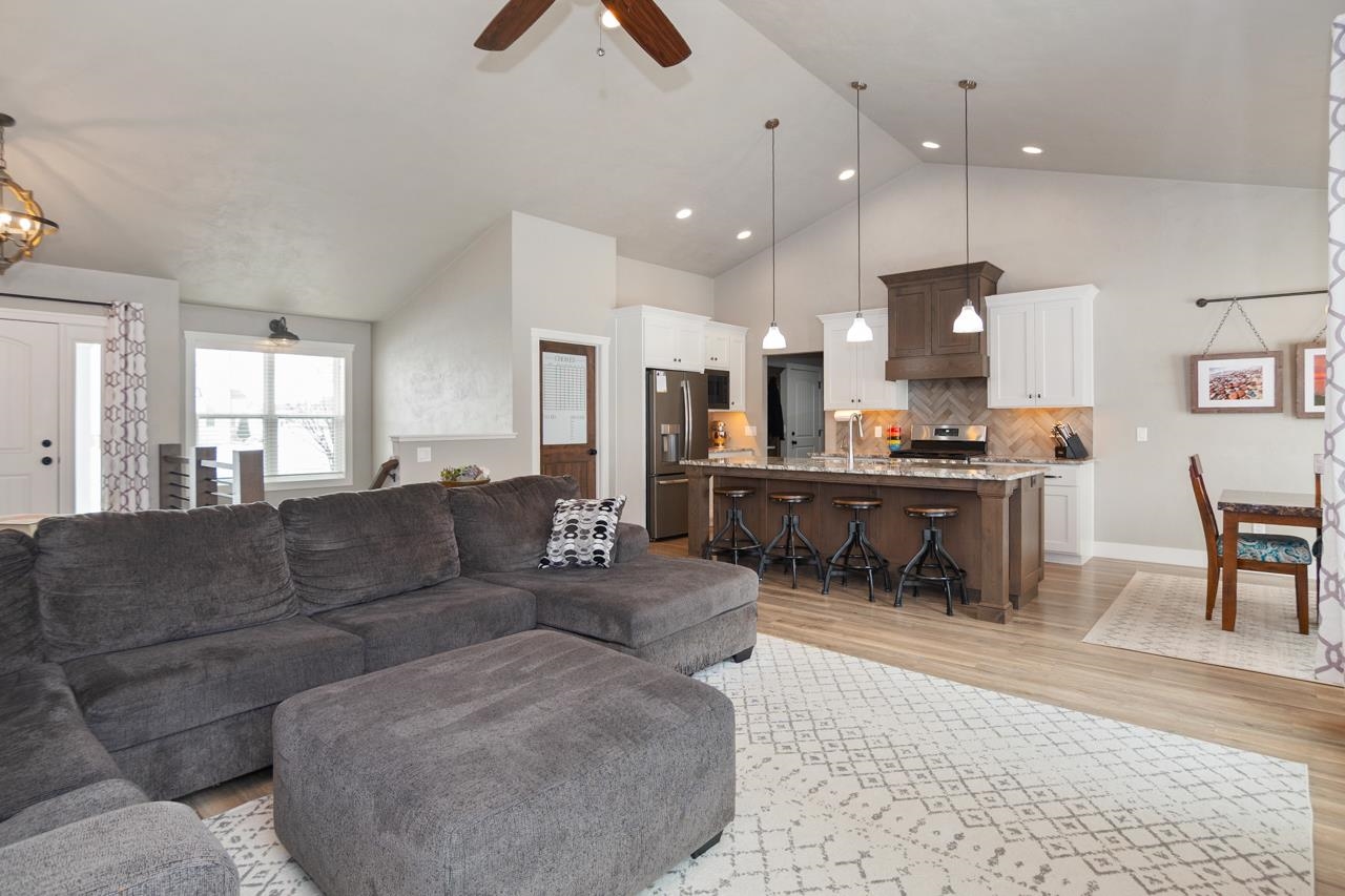 W5598 Hoelzel Way Appleton, WI 54915 - Photo 7 of 64