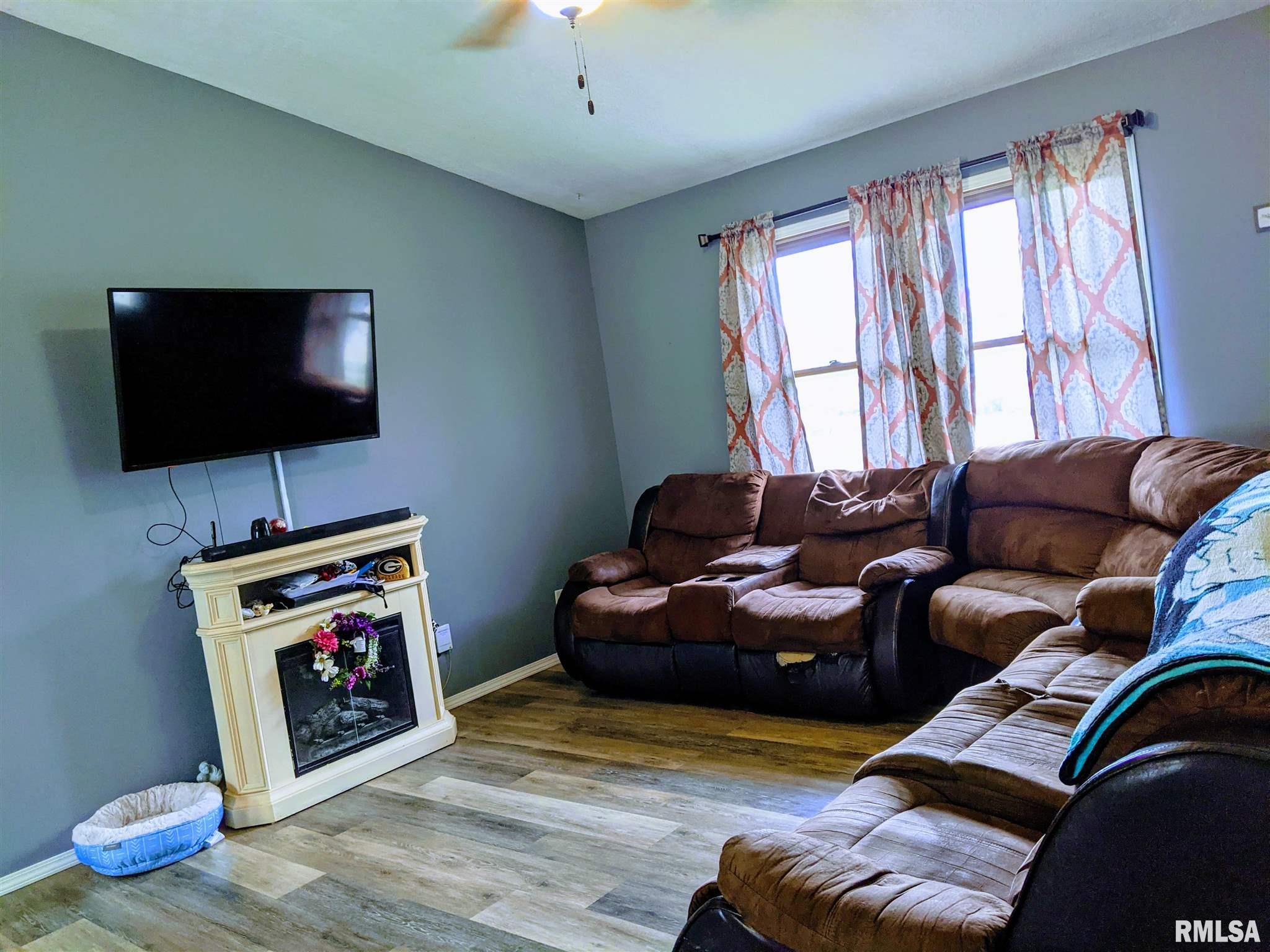 3404 Ridge Court Davenport, IA 52806 - Photo 2 of 28 Gallery Image 2