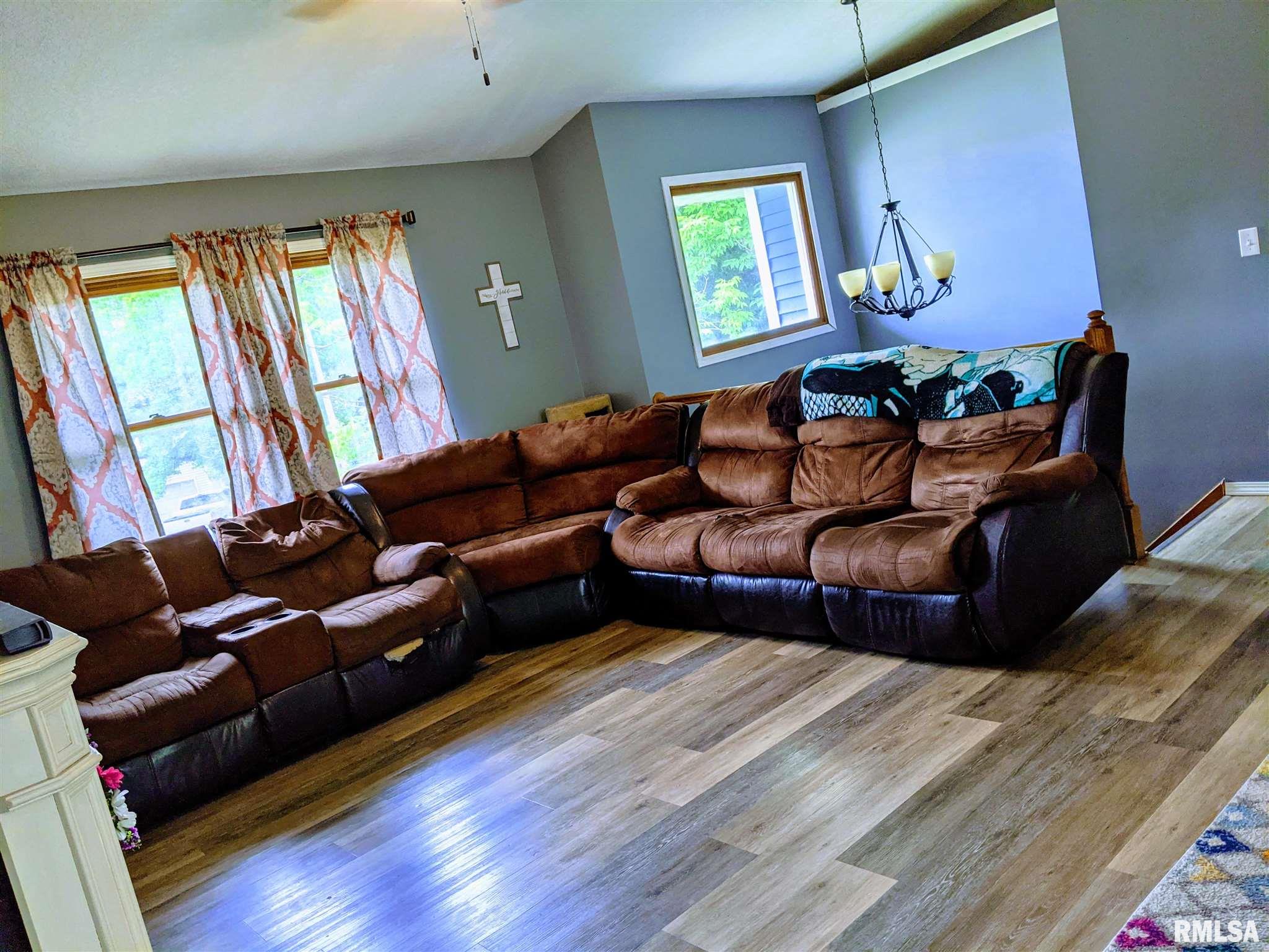 3404 Ridge Court Davenport, IA 52806 - Photo 3 of 28 Gallery Image 3