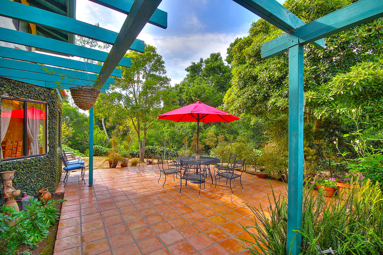 2727 East Valley Road Montecito, CA 93108 - Photo 21 of 26 Backyard_Patio_2727_EVR_Montecito_Team_B