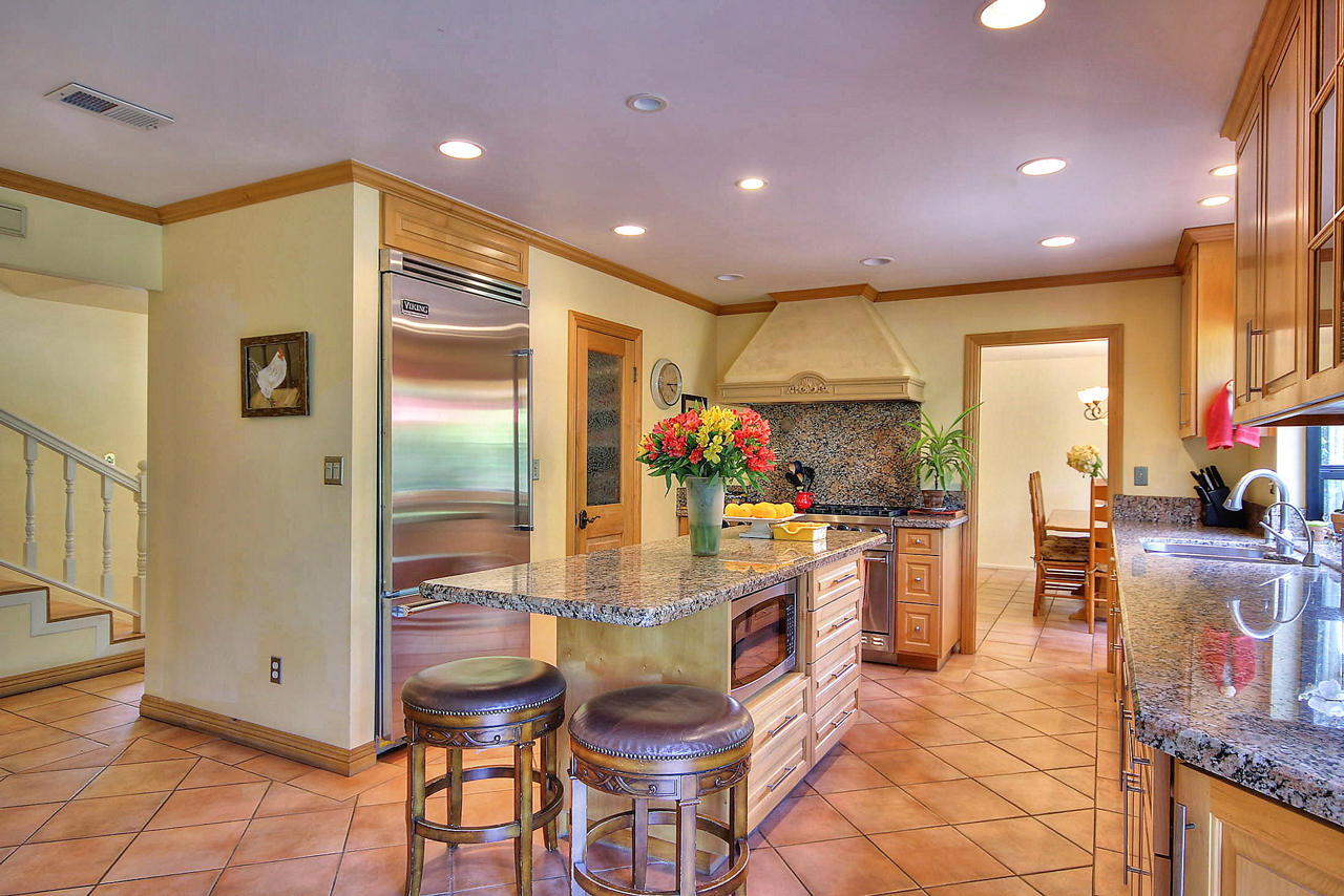 Kitchen_Fridge_Pantry_Island_2727_EVR_Mo