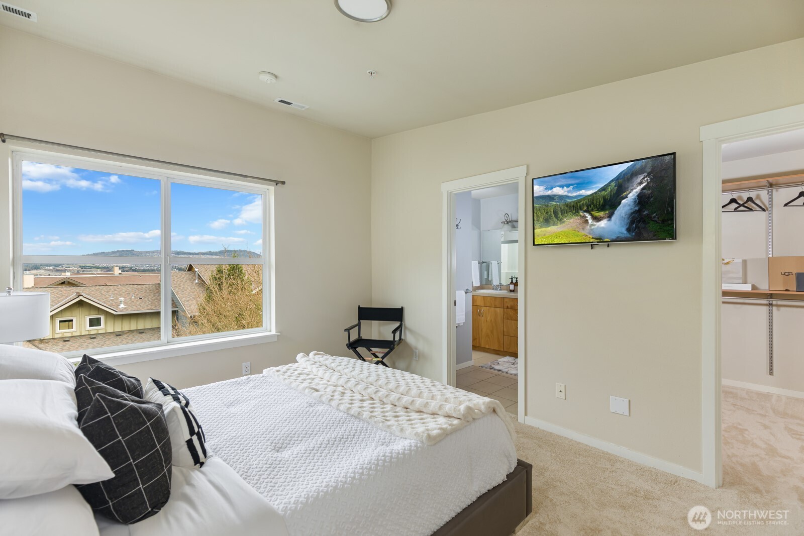 133 Cougar Ridge Road Northwest, Unit 1405 Issaquah, WA 98027 - Photo 15 of 30 a bedroom with a bed and a large window