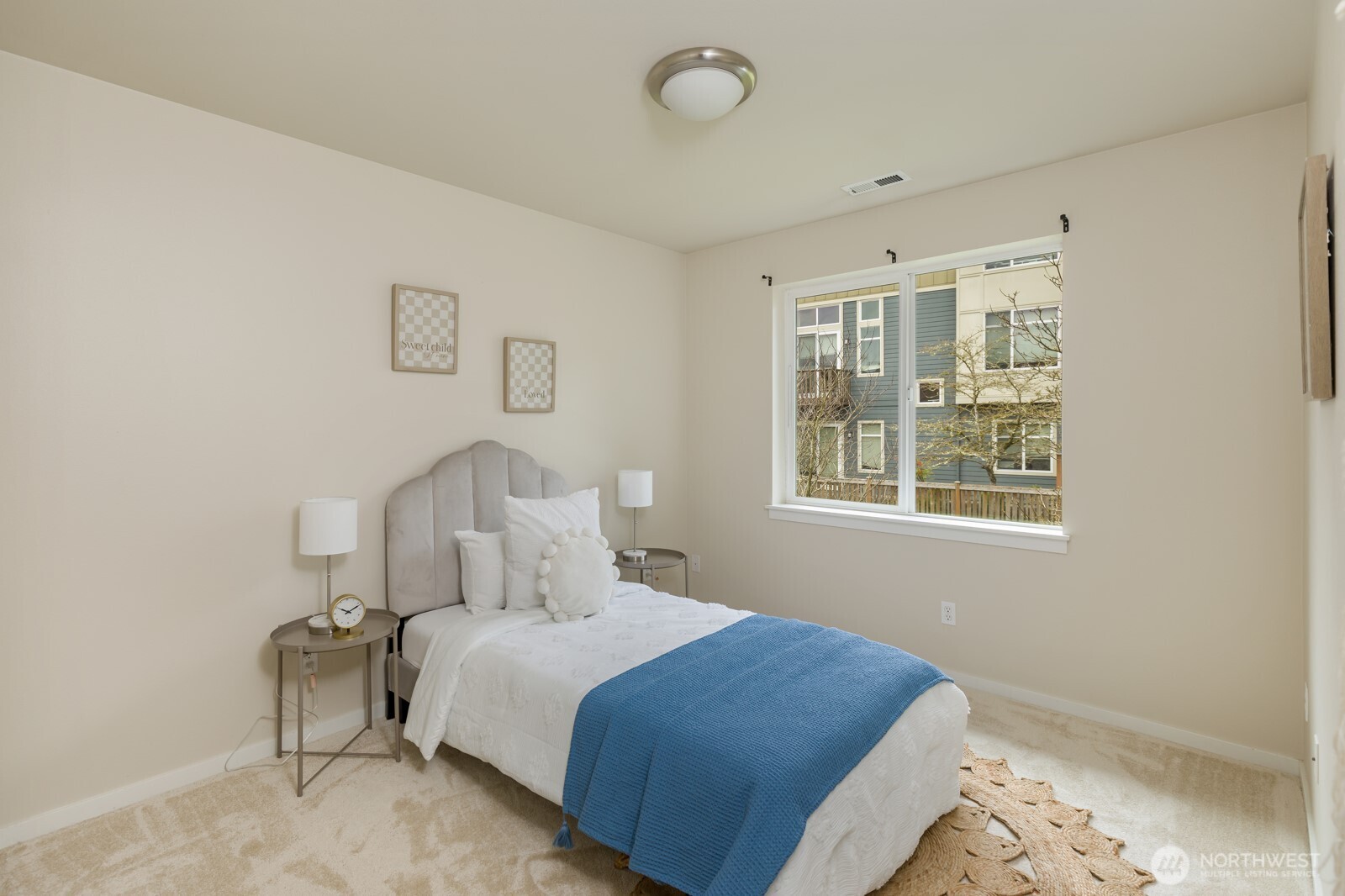 133 Cougar Ridge Road Northwest, Unit 1405 Issaquah, WA 98027 - Photo 19 of 30 a bedroom with a bed and a window