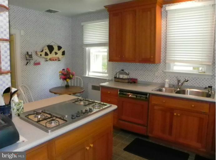 6104 Pinehurst Road Baltimore, MD 21212 - Photo 2 of 12 Kitchen