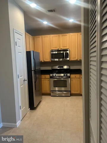 $2,100 | 2465 Army Navy Drive, Unit 1310, Arlington, VA 22206