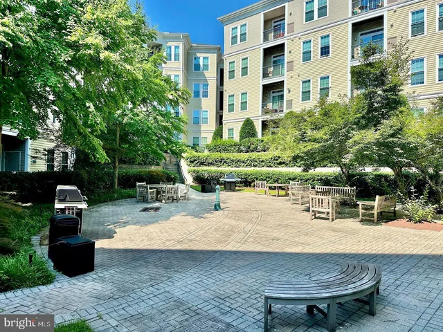$2,100 | 2465 Army Navy Drive, Unit 1310, Arlington, VA 22206