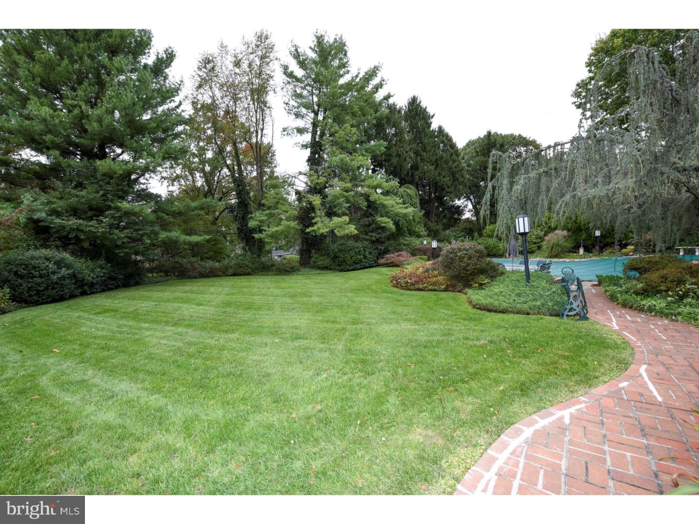 2318 Stahl Road Huntingdon Valley, PA 19006 - Photo 4 of 25 Side Yard