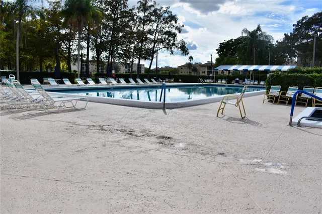 a view of a backyard