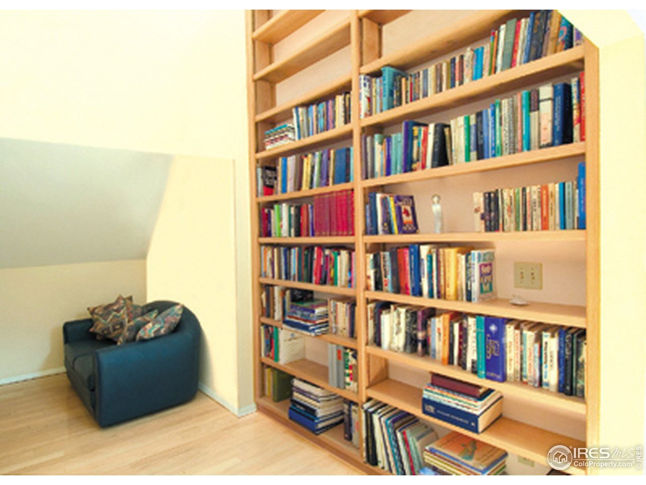 975 Kelly Road West Boulder, CO 80302 - Photo 5 of 8 a living room with furniture and a book shelf